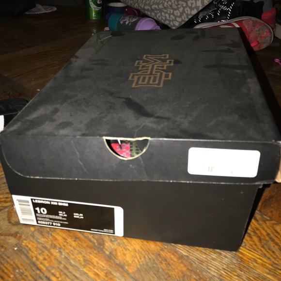 Lebron James Limited Edition Sneakers - Picture 4 of 5